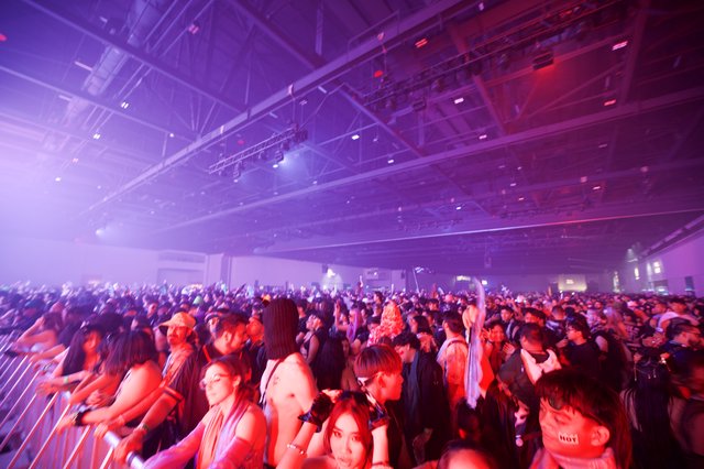 Massive Indoor Crowd Surges at Wobbleland 2026
