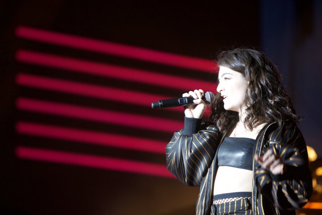 Lorde's Electrifying Solo Performance