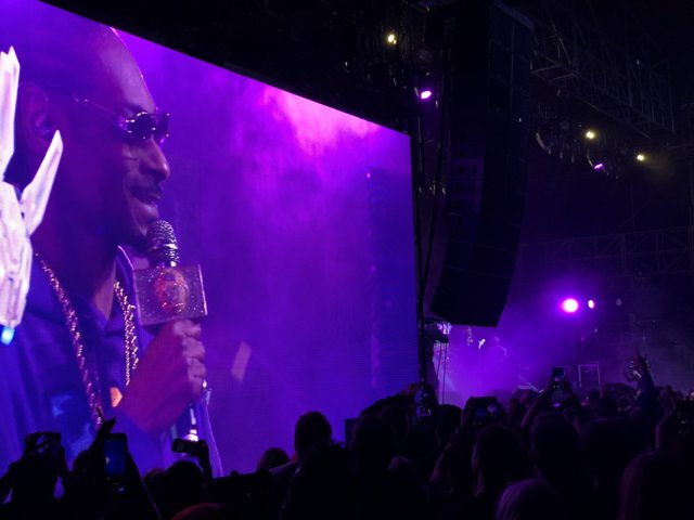 Snoop Dogg Rocks the Stage