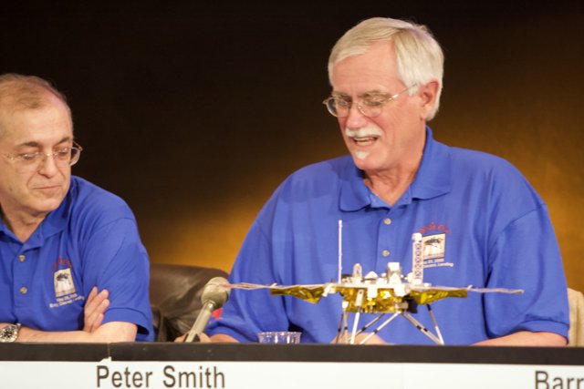 Charles Elachi and colleague discussing Phoenix landing