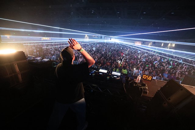 DJ Ignites Massive Crowd at Wobbleland 2026