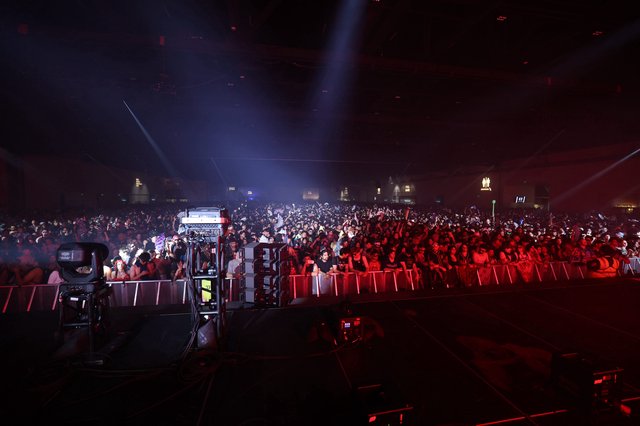 Massive Crowd Engulfed in Red at Wobbleland 2026