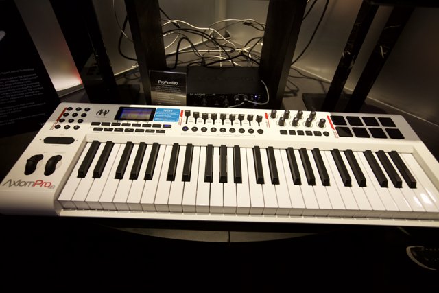 White Electronic Keyboard for the Music Enthusiast