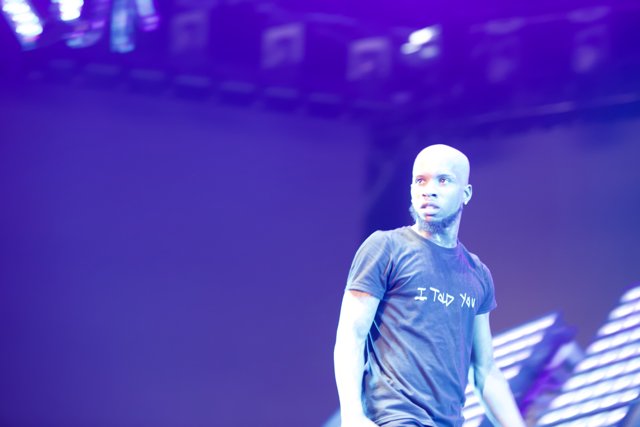 Tory Lanez rocks the stage in black T-Shirt
