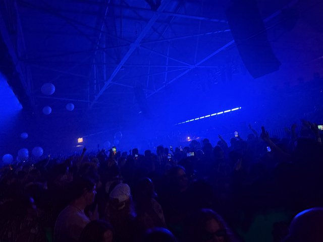 Immersive Electronic Music Concert Experience in Deep Blue