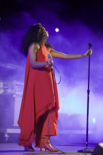 Red Hot Songstress Lights Up Stage