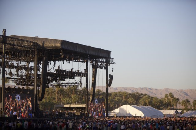Coachella Concertgoers Gather to Escape the Heat