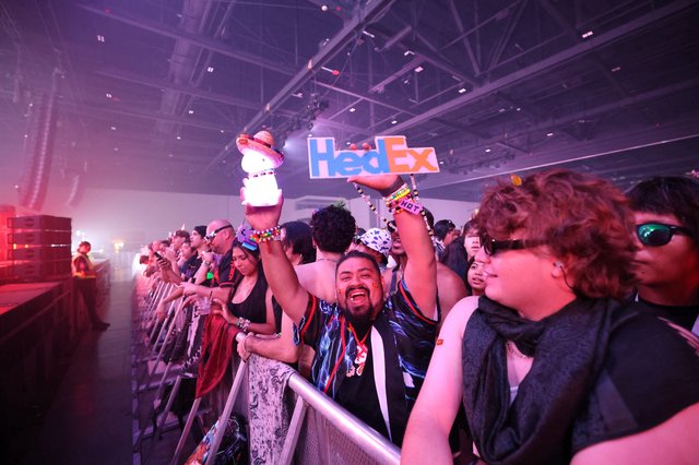Ecstatic Fan Holds HedEx Sign at Wobbleland 2026