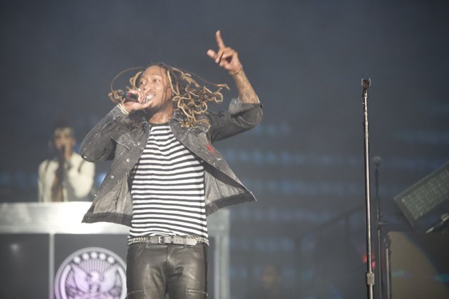 Crowd goes wild for dreadlocked entertainer