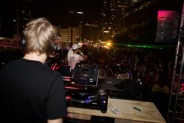 Nocturnal Beats: DJ Entertains a Crowd at Nightclub