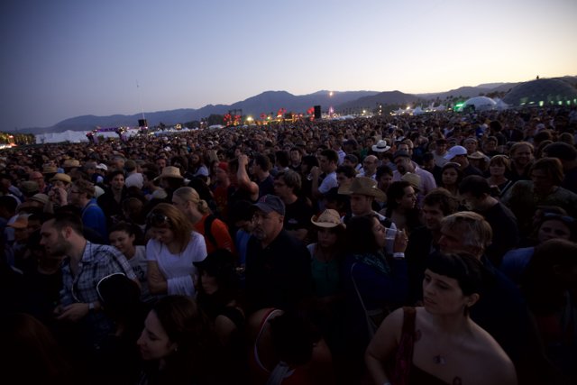 Coachella 2009 Crowd Takes Over the Hill