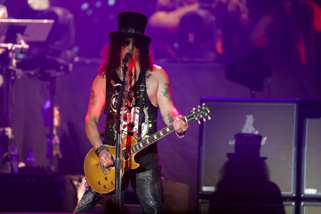 Slash Rocks Atlanta with Guns N Roses in 2013