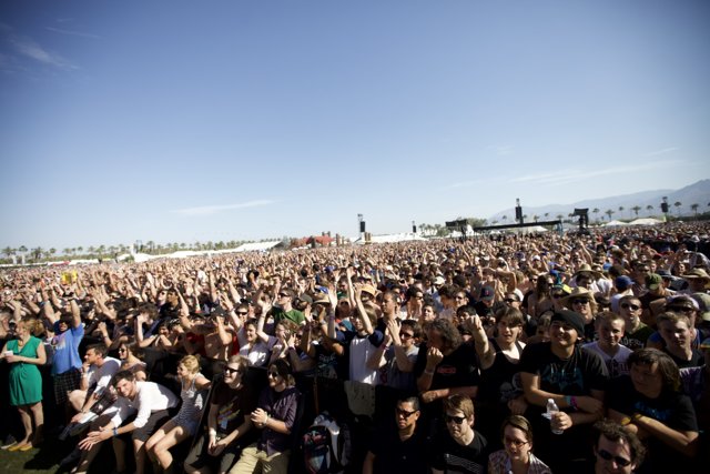 Coachella 2010: A Sea of Fans Under the Blue Skies