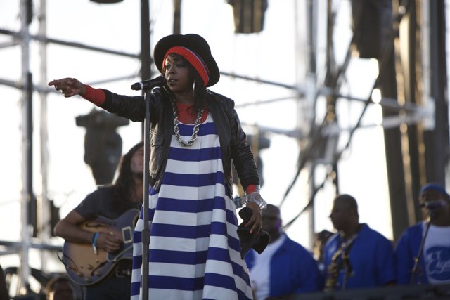 Lauryn Hill electrifies the crowd with her musical prowess