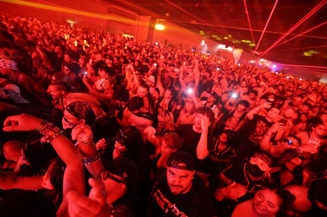 Massive Red-Lit Crowd Surges at Wobbleland 2026