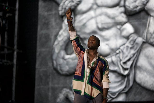 Kanye West Triumphantly Holds Up Hand at Coachella 2011