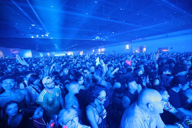 Massive Blue-Lit Crowd Surges at Wobbleland 2026