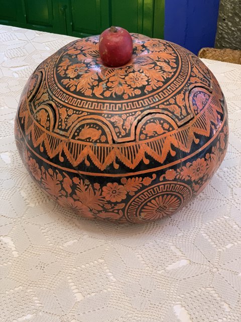 A Majestic Decorative Pot for Your Cookware and Produce