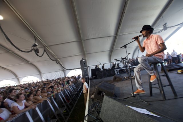K’naan Warsame Entertains the Crowd with his Music