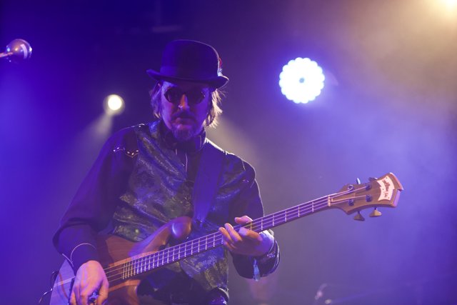 Les Claypool: The Entertainer in a Top Hat