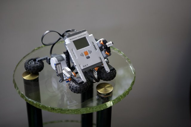 Lego Robot conquers Glass Table