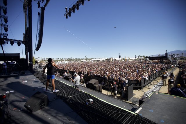 Euphoric Crowd Under the Starry Sky: Zach Johnson's Concert at Coachella 2012