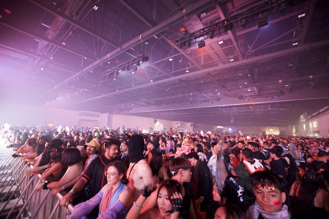 Massive Indoor Crowd Surges at Wobbleland 2026