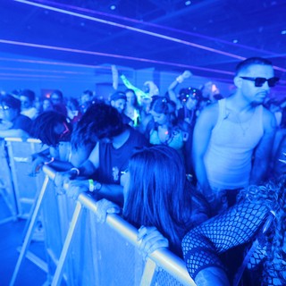 Neon-Drenched Crowd Surges at Wobbleland 2026