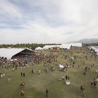 2008 Coachella Music Festival: A Mass of Music Fans