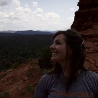 layered-sandstone-buttes-on-horizon