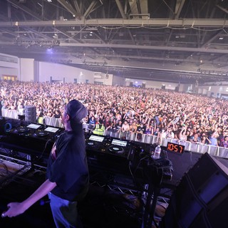 DJ Ignites Massive Indoor Crowd at Wobbleland 2026
