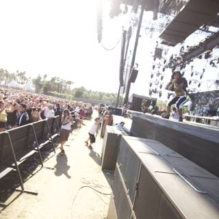 Coachella 2012 Sunday: Massive Crowd Cheers on Performers
