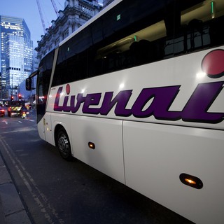 Twernaï Bus on London City Street at Dusk