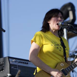 Kim Deal Shreds on Electric Guitar at Coachella '08