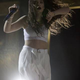 Selena Gomez Rocks the Grammy Stage