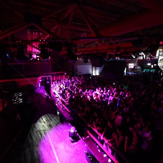 Wobbleland 2026 Festival Crowd Erupts in Purple Light