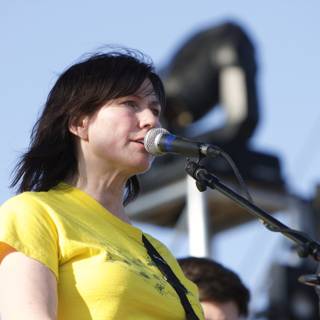 Kelley Deal belting out tunes at Coachella 2008