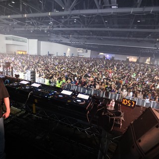 DJ Overlooks Massive Crowd at Wobbleland Festival 2026