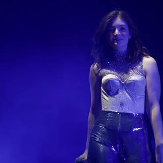 The Shimmering Performance of Lorde