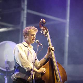 Ted Dwane's Melodic Double Bass Performance