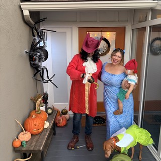 Family Halloween Costumes: Peter Pan Theme Celebration