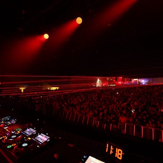 DJ Overlooks Massive Crowd at Wobbleland Festival 2026