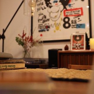 Cozy Christmas Evening with Vinyl and Art