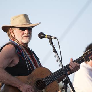 Willie Nelson's Acoustic Performance under the Blue Sky