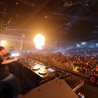 DJ Ignites Massive Crowd at Wobbleland 2026