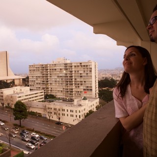 candid-travel-portrait-with-environmental-context