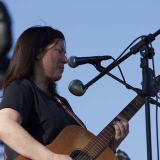 Kim Deal Entertains the Crowd with Her Acoustic Performance
