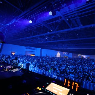 DJ Commands Massive Indoor Festival Crowd at Wobbleland