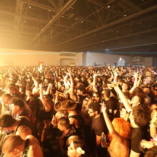 Massive Indoor Crowd Surges at Wobbleland 2026