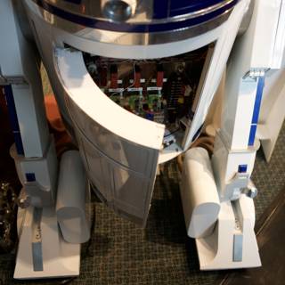 R2D2 with a Blade